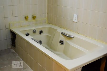 Casa à venda com 240m², 3 quartos e 4 vagas Casa à venda com 240m², 3 quartos e 4 vagasBanheiro Suite Hidromassagem