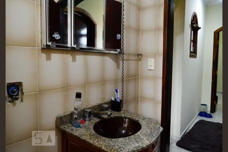 Casa à venda com 240m², 3 quartos e 4 vagas Casa à venda com 240m², 3 quartos e 4 vagasBanheiro Espelho e Gabinete