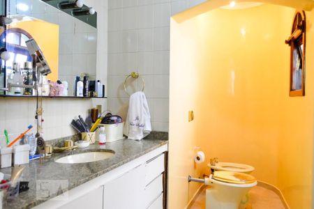 Casa à venda com 240m², 3 quartos e 4 vagas Casa à venda com 240m², 3 quartos e 4 vagasBanheiro Suite Vista Ampla