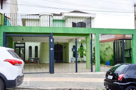 Casa à venda com 240m², 3 quartos e 4 vagas Casa à venda com 240m², 3 quartos e 4 vagasFachada