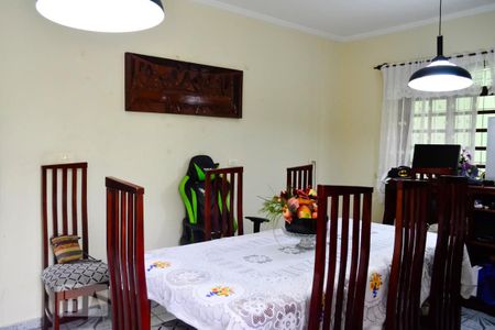 Casa à venda com 240m², 3 quartos e 4 vagas Casa à venda com 240m², 3 quartos e 4 vagasSala de Jantar Vista lateral