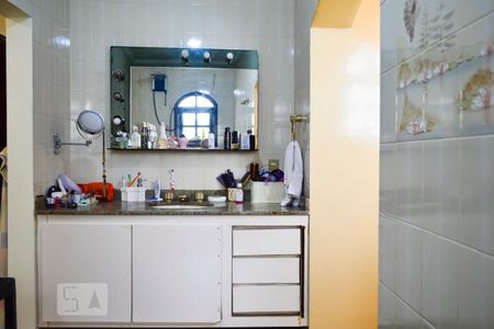 Casa à venda com 240m², 3 quartos e 4 vagas Casa à venda com 240m², 3 quartos e 4 vagasBanheiro Suite Entrada