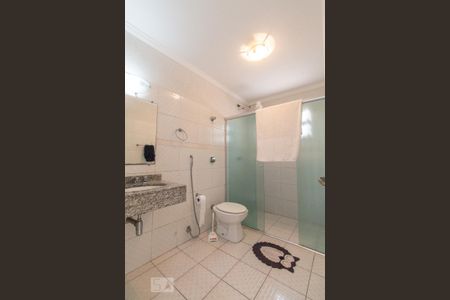 Casa à venda com 390m², 6 quartos e 4 vagasBanheiro do quarto 1