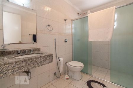 Casa à venda com 390m², 6 quartos e 4 vagasBanheiro do quarto 1
