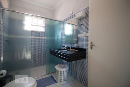 Casa à venda com 390m², 6 quartos e 4 vagasBanheiro do quarto 5 e 6