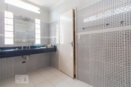 Casa à venda com 390m², 6 quartos e 4 vagasBanheiro do quarto 3