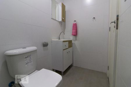Banheiro de kitnet/studio para alugar com 1 quarto, 22m² em Cachoeirinha, Belo Horizonte