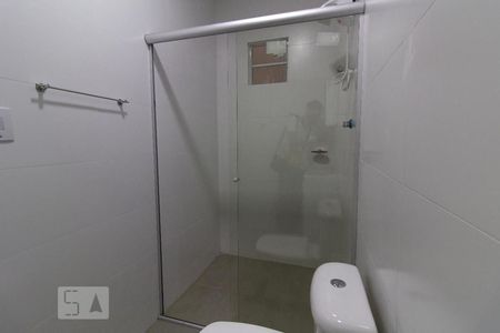 Banheiro de kitnet/studio para alugar com 1 quarto, 22m² em Cachoeirinha, Belo Horizonte
