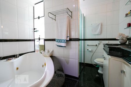 Apartamento à venda com 280m², 4 quartos e 4 vagas Apartamento à venda com 280m², 4 quartos e 4 vagasBanheiro da Suíte 1