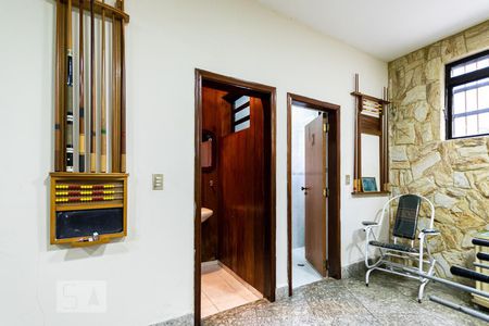 Casa à venda com 580m², 3 quartos e 8 vagas Casa à venda com 580m², 3 quartos e 8 vagasBanheiro sala de jogos