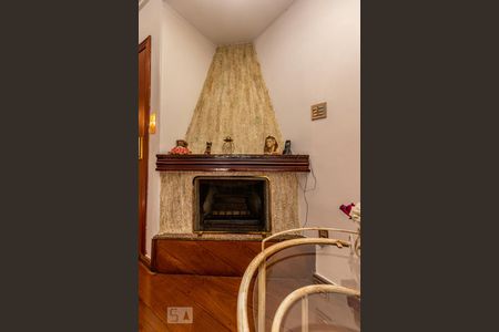 Casa à venda com 580m², 3 quartos e 8 vagas Casa à venda com 580m², 3 quartos e 8 vagasLareira