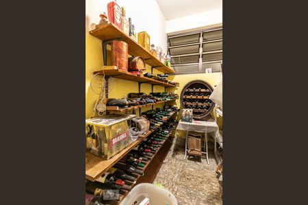 Casa à venda com 580m², 3 quartos e 8 vagas Casa à venda com 580m², 3 quartos e 8 vagasAdega