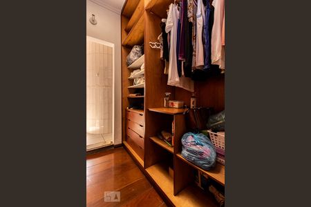 Casa à venda com 580m², 3 quartos e 8 vagas Casa à venda com 580m², 3 quartos e 8 vagasCloset do quarto 1