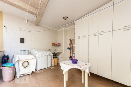 Casa à venda com 580m², 3 quartos e 8 vagas Casa à venda com 580m², 3 quartos e 8 vagasÁrea de serviço