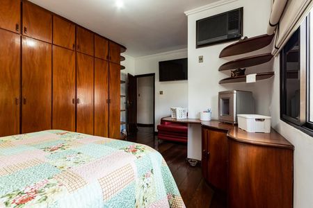 Casa à venda com 580m², 3 quartos e 8 vagas Casa à venda com 580m², 3 quartos e 8 vagasQuarto 1 suíte