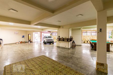 Casa à venda com 580m², 3 quartos e 8 vagas Casa à venda com 580m², 3 quartos e 8 vagasGaragem