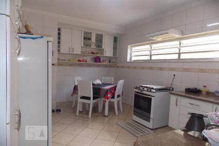 Casa à venda com 230m², 5 quartos e 3 vagas Casa à venda com 230m², 5 quartos e 3 vagasCozinha