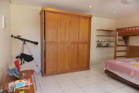 Casa à venda com 230m², 5 quartos e 3 vagas Casa à venda com 230m², 5 quartos e 3 vagasQuarto 1