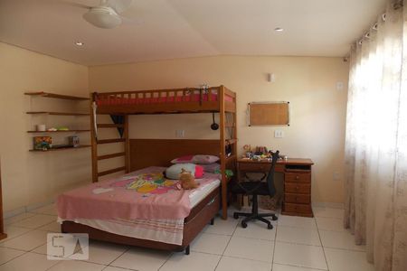 Casa à venda com 230m², 5 quartos e 3 vagas Casa à venda com 230m², 5 quartos e 3 vagasQuarto 1