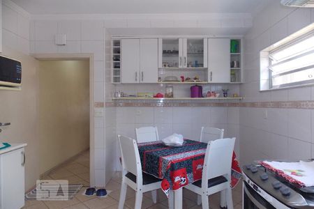 Casa à venda com 230m², 5 quartos e 3 vagas Casa à venda com 230m², 5 quartos e 3 vagasCozinha