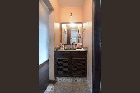 Casa à venda com 180m², 4 quartos e 5 vagasCorredor - Lavatório