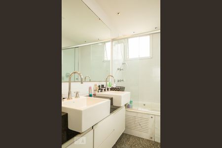 Apartamento para alugar com 160m², 4 quartos e 3 vagas Apartamento para alugar com 160m², 4 quartos e 3 vagasBanheiro do Quarto 4