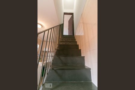 Casa à venda com 198m², 4 quartos e 3 vagas Casa à venda com 198m², 4 quartos e 3 vagasEscadas Edícula