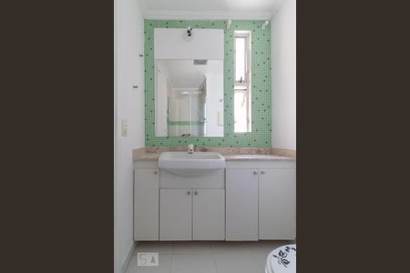 Apartamento para alugar com 53m², 2 quartos e 2 vagas Apartamento para alugar com 53m², 2 quartos e 2 vagasBanheiro