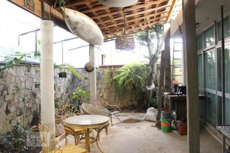 Casa à venda com 330m², 4 quartos e 5 vagasÁrea Externa