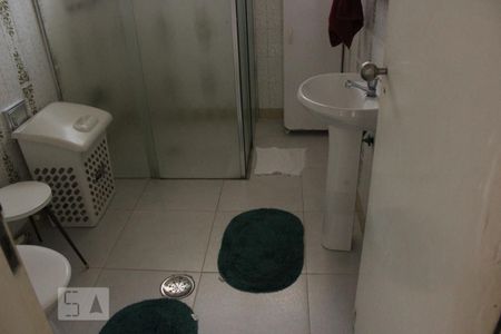 Casa à venda com 330m², 4 quartos e 5 vagasBanheiro - Entre os quartos