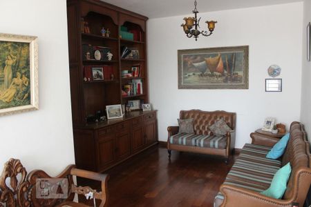 Casa à venda com 330m², 4 quartos e 5 vagasSala Privada (Entre os Quartos)