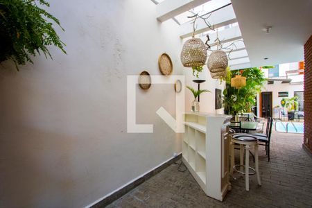 Casa à venda com 300m², 5 quartos e 3 vagas Casa à venda com 300m², 5 quartos e 3 vagasCorredor - Externo