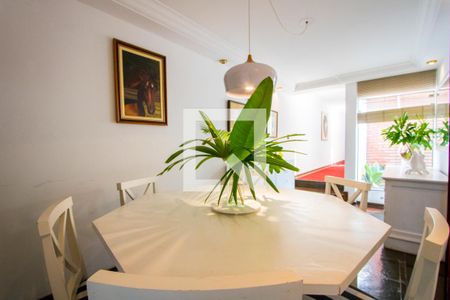 Casa à venda com 300m², 5 quartos e 3 vagas Casa à venda com 300m², 5 quartos e 3 vagasSala de jantar