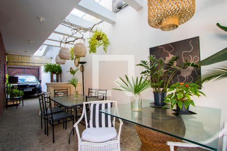 Casa à venda com 300m², 5 quartos e 3 vagas Casa à venda com 300m², 5 quartos e 3 vagasCorredor - Externo