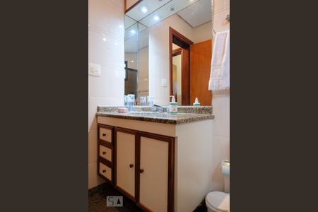 Apartamento à venda com 227m², 4 quartos e 4 vagas Apartamento à venda com 227m², 4 quartos e 4 vagasBanheiro da suíte