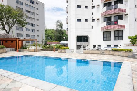 Apartamento à venda com 227m², 4 quartos e 4 vagas Apartamento à venda com 227m², 4 quartos e 4 vagasÁrea comum - Piscina