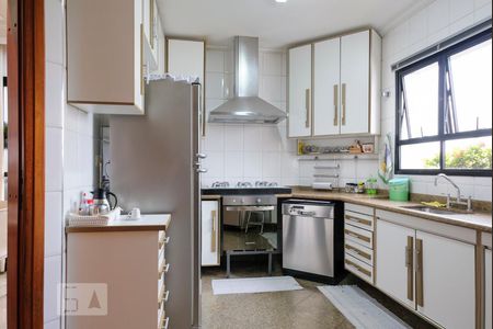 Apartamento à venda com 227m², 4 quartos e 4 vagas Apartamento à venda com 227m², 4 quartos e 4 vagasCozinha