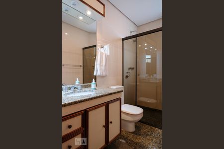 Apartamento à venda com 227m², 4 quartos e 4 vagas Apartamento à venda com 227m², 4 quartos e 4 vagasBanheiro da suíte