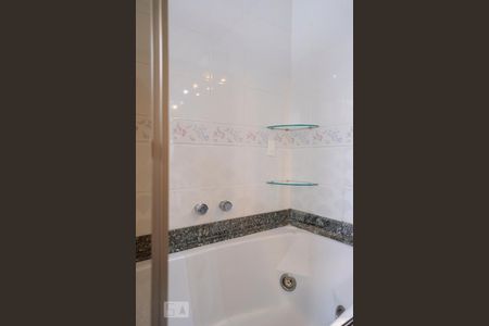 Apartamento à venda com 227m², 4 quartos e 4 vagas Apartamento à venda com 227m², 4 quartos e 4 vagasBanheiro da suíte