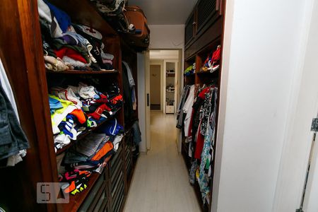 Casa à venda com 450m², 4 quartos e 6 vagas Casa à venda com 450m², 4 quartos e 6 vagascloset suíte-2