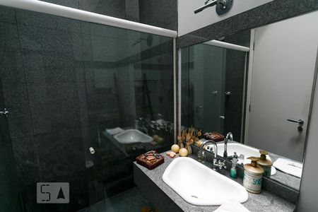 Casa à venda com 450m², 4 quartos e 6 vagas Casa à venda com 450m², 4 quartos e 6 vagasBanheiro