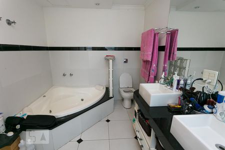 Casa à venda com 450m², 4 quartos e 6 vagas Casa à venda com 450m², 4 quartos e 6 vagasBanheiro suíte-2