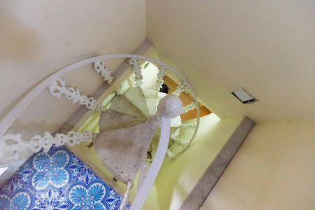 Casa à venda com 300m², 5 quartos e sem vaga Casa à venda com 300m², 5 quartos e sem vagaEscada