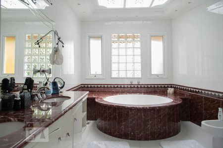 Casa à venda com 600m², 4 quartos e 4 vagas Casa à venda com 600m², 4 quartos e 4 vagasBANHEIRO SUITE 1