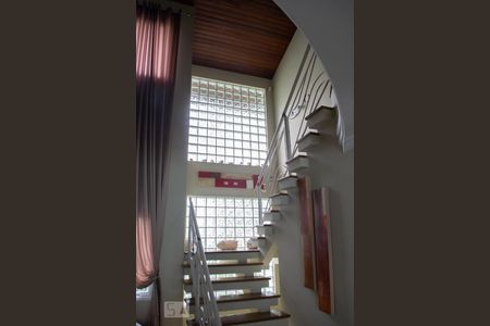 Casa à venda com 600m², 4 quartos e 4 vagas Casa à venda com 600m², 4 quartos e 4 vagasHALL ESCADA