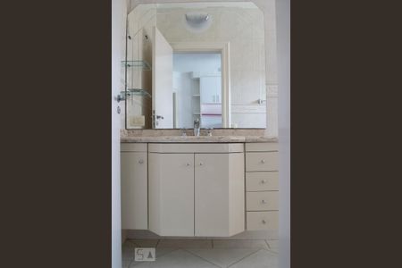 Casa à venda com 600m², 4 quartos e 4 vagas Casa à venda com 600m², 4 quartos e 4 vagasBANHEIRO SUITE 2