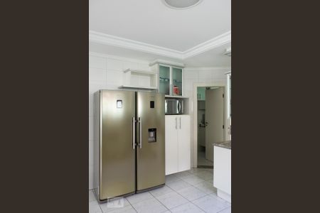 Casa à venda com 600m², 4 quartos e 4 vagas Casa à venda com 600m², 4 quartos e 4 vagasCOZINHA