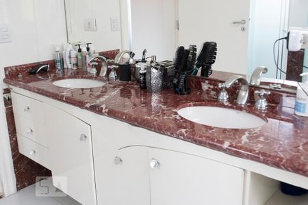 Casa à venda com 600m², 4 quartos e 4 vagas Casa à venda com 600m², 4 quartos e 4 vagasBANHEIRO SUITE 1