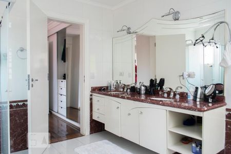 Casa à venda com 600m², 4 quartos e 4 vagas Casa à venda com 600m², 4 quartos e 4 vagasBANHEIRO SUITE 1