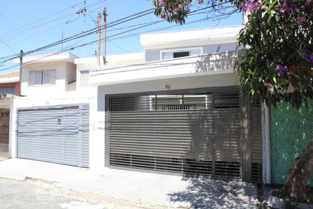 Casa à venda com 210m², 3 quartos e 2 vagas Casa à venda com 210m², 3 quartos e 2 vagasFachada